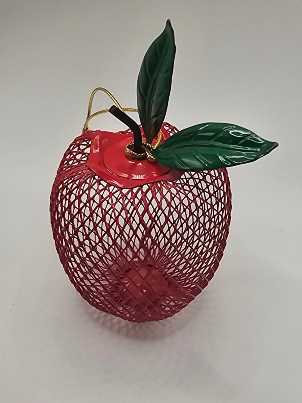 Metal Apple-Shaped Decorative Basket Bird Feeder Ornament With Green Leaves